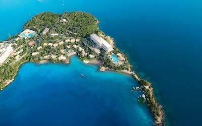 Baai van Kommeno met hotels en strand op Corfu