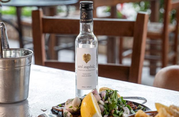 Tsipouro van Georgios Kardoulias op tafel in Kos