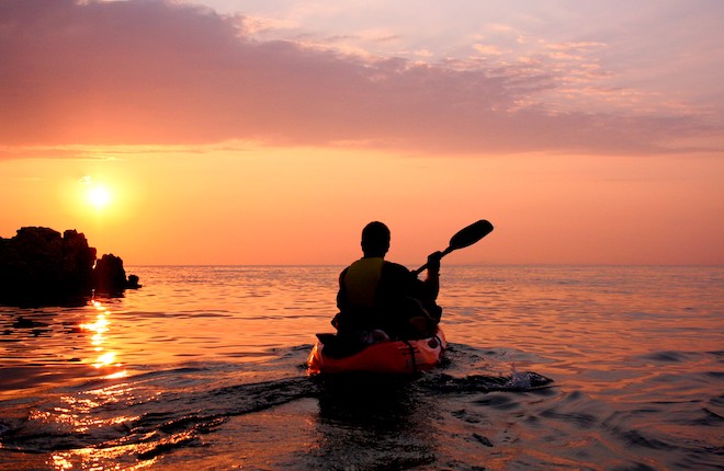 Kayakken met zonsopkomst bij Psarou Zakynthos