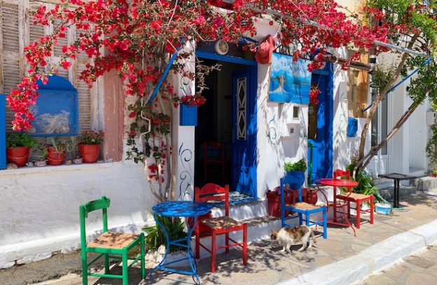 Traditioneel Grieks terras in Ormos Marathokampos op Samos