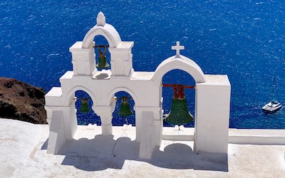 Uitzicht op witte kerk en de zee in Oia Santorini