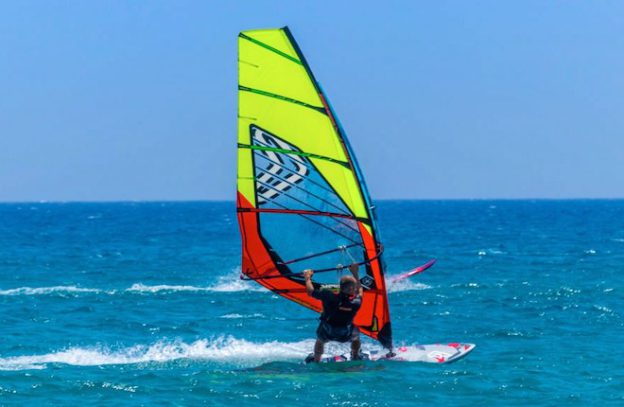 Surfen als watersport in Prasonisi op Rhodos