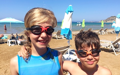 Met de kids aan het strand op Corfu