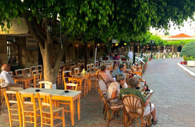 Oud Chersonissos taverne op het dorpsplein