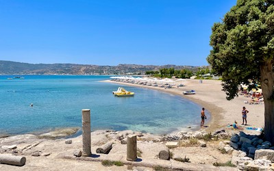 Strand bij All-inclusive resort Ikos Aria op Kos in Griekenland