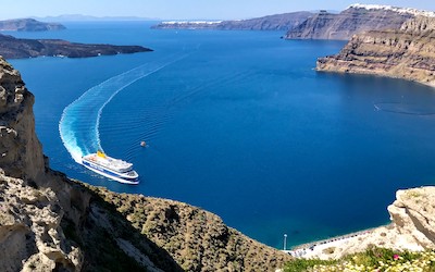 Veerboot komt aan in Santorini Griekenland