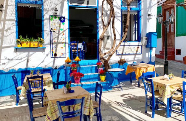 Dorpsplein in Vourliotes op Samos