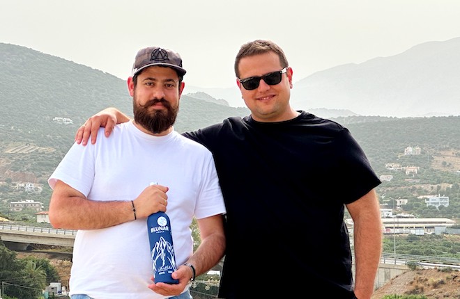 Michalis en Yiannis met hun Blunar met Tzivi berg