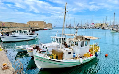 Vissersboten in de havvan Heraklion op Kreta