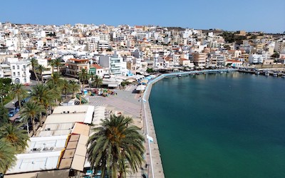 Gezellige boulevard en haven van Sitia op Kreta Griekenland