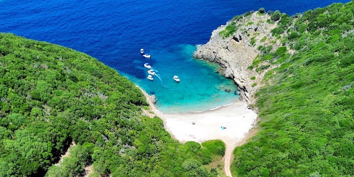 Schoon strand en zwemwater op Corfu in Griekenland