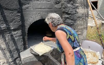 Diafani authentiek brood bakken op Karpathos eiland