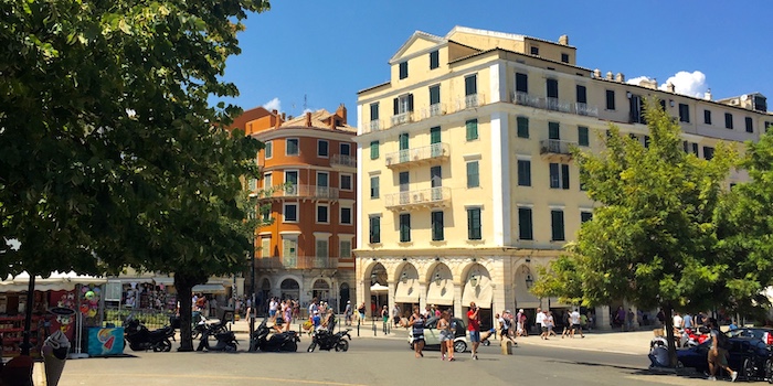 Liston en de oude stad van Kerkyra op Corfu