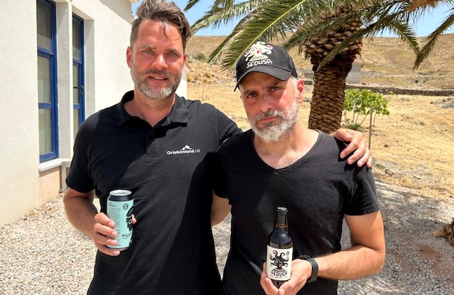 Sigri bier Lesbos eigenaar Christos met Bas van Griekenland.net