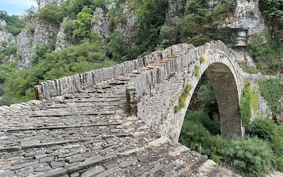 Wandelen over de Kokkorou brug in Zagoria