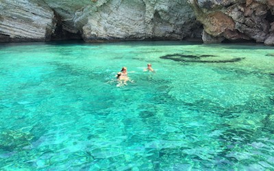 Snorkelen in heldere zee bij Paleokastritsa op Corfu