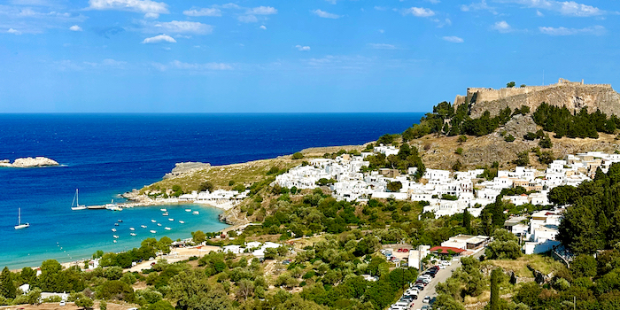 Uitzicht op het dorp Lindos op Rhodos