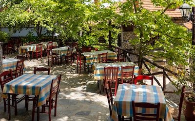 Terrasje van een taverne in bergdorp Pieria