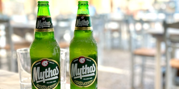 Bier uit Griekenland flesje Mythos op het terras