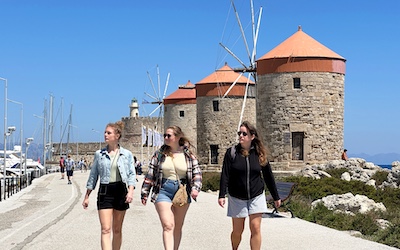 Rhodos stad op zonnige dag in oktober