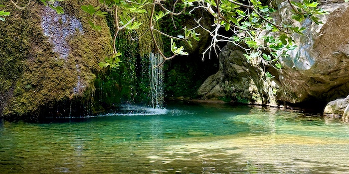 Waterval en meertje in de Richtis kloof in Oost Kreta