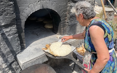 Traditioneel brood bakken in houtoven op Karpathos