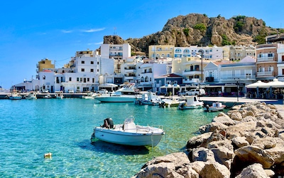 Haven en boulevard van Karpathos Stad