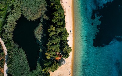 Wandelpaden op Skiathos aan de kust in de bossen