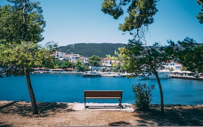 Uitzicht van Bourtzi op Skiathos-stad