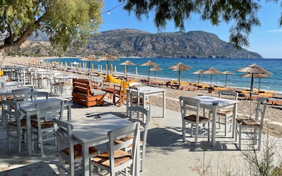 Aan het strand op Karpathos in Griekenland