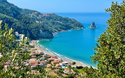 Agios Gordios baai en zandstrand