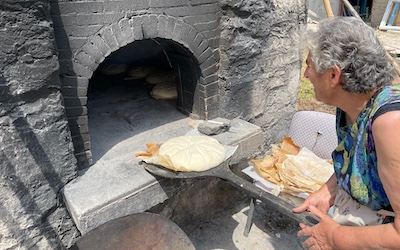 Traditioneel brood bakken op Karpathos in Diafani met houtoven