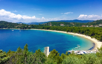 Koukounaries een dorp op Skiathos