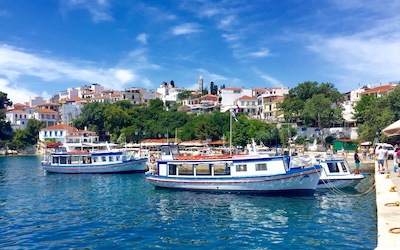 Boulevard en haven van Skiathos-stad