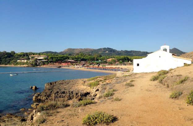 Strand van Agios Nikolaos en kapel op Zakynthos