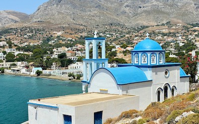 Kalymnos kerkje met baai