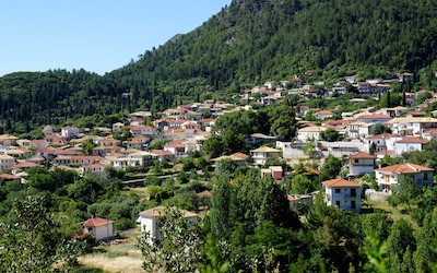 Uitzicht op bergdorp Karya op Lefkas