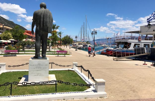 Standbeeld Aristoteles Onassis in Nidri op Lefkas