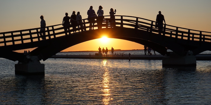 Zonsondergang vanaf de loopbrug in Lefkas-stad