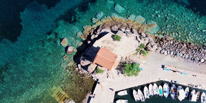 Kustplaats op Lesbos vanuit de lucht