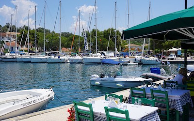 Meganisi eiland terras in de haven