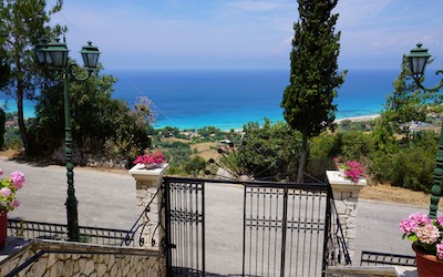 Uitzicht op de kust vanaf het Panagia Faneromenis klooster