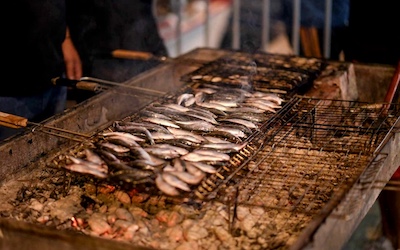 Sardine Festival op Lesbos sardientjes op de grill