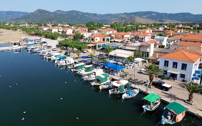 Skala Kalloni haven met vissersboten