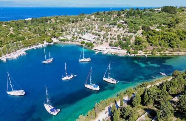Zeilboten bij het Ionische eiland Paxos