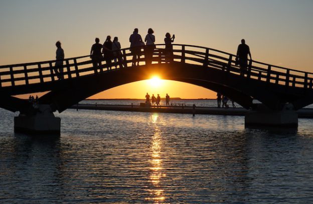 Zonsondergang in Lefkas-stad bij loopbrug