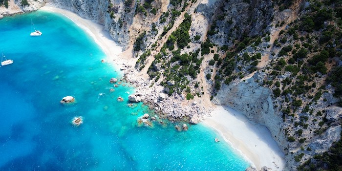 Dronebeeld van Afales beach in het noorden van Ithaki