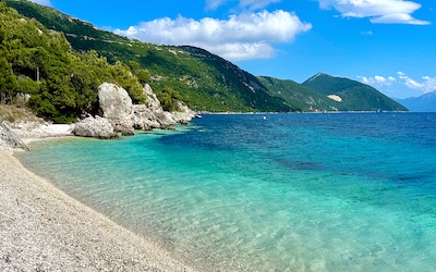 Kiezelstrand Agios Gialos beach op Ithaki