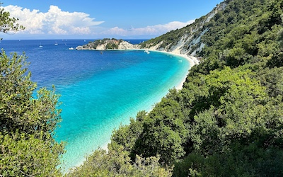 Uitzicht op Gidaki beach op Ithaki tijdens wandeling