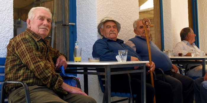 Kafenion op Evia met oude Grieken